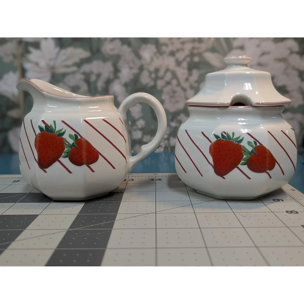 Mikasa Fresh Fruit Strawberries Creamer Sugar Bowl Set DP 002 Japan Vintage